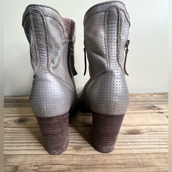 Seychelles silver boot metallic around the world Perforated Double Zipper 9.5 - Picture 8 of 9